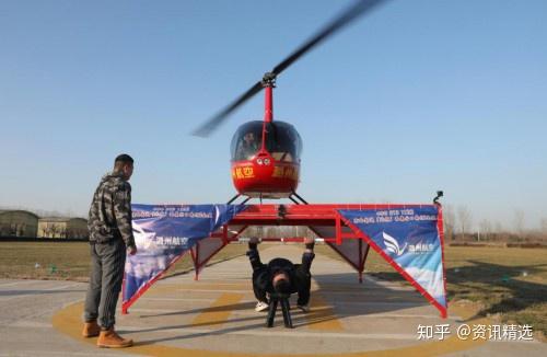 大力士岳洋在潞州航空飞行俱乐部双臂支撑直升机降落成功